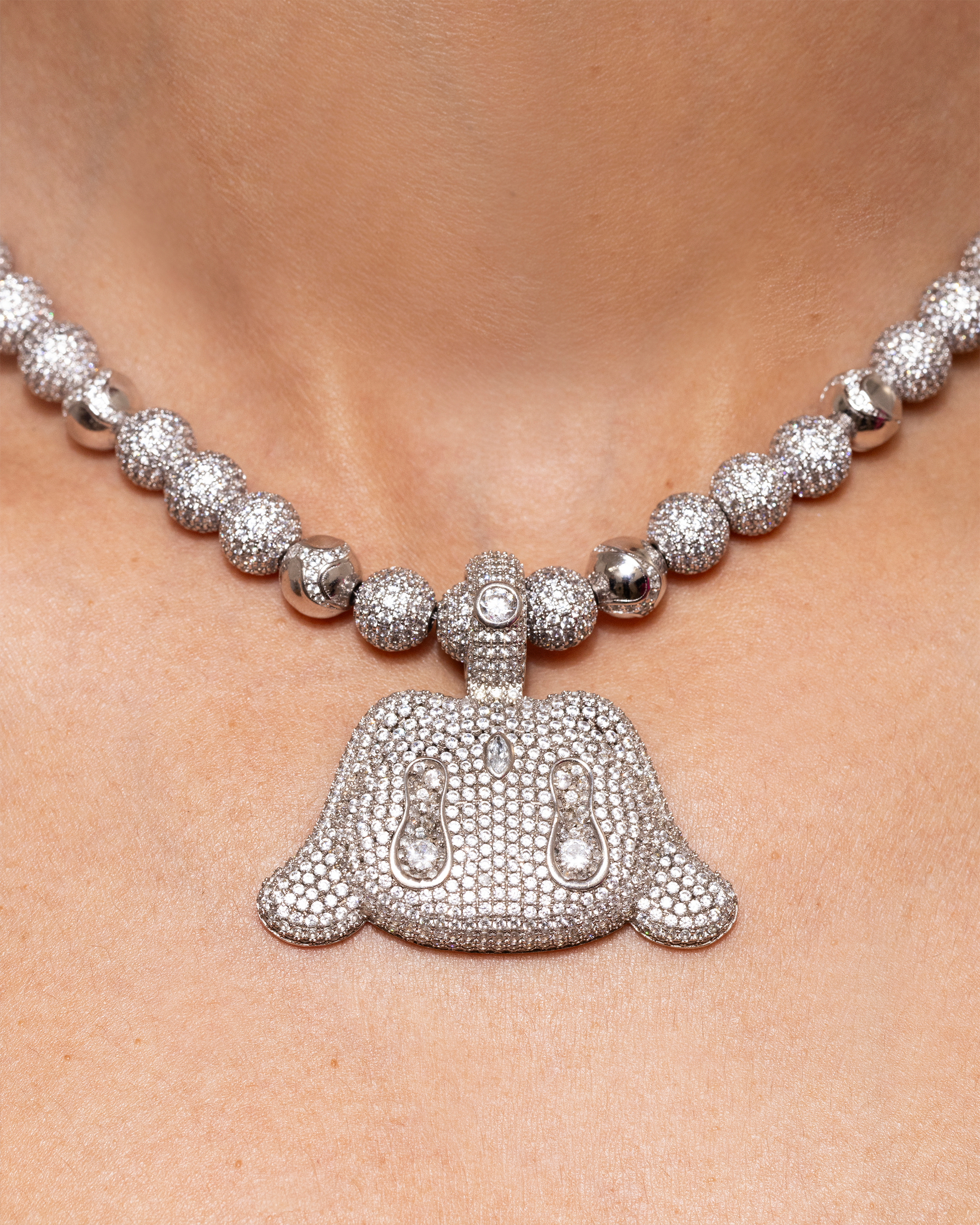 Drip_Dragon_Necklace_white_Small_model2_2